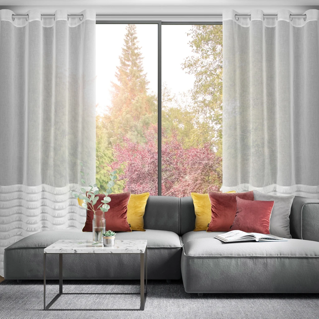 Biała firana w stylu etno z frędzlami w dolnej części