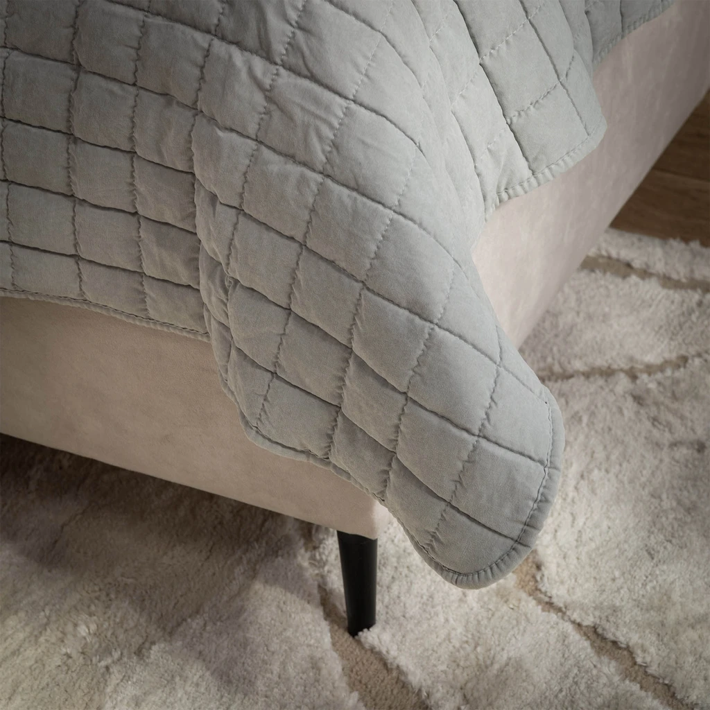 Prehoz na posteľ v tmavosivej farbe GISELLE 200x220 cm