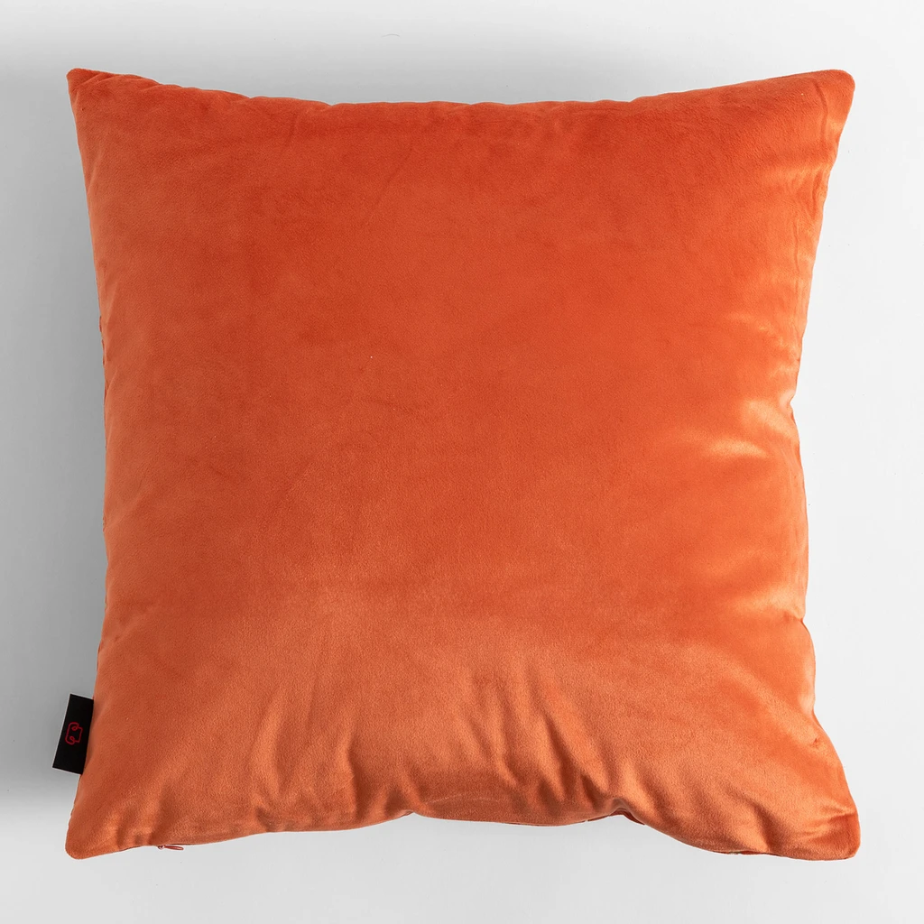 Pomarańczowa poszewka welurowa z roślinnym, kwiatowym wzorem o złotym kolorze