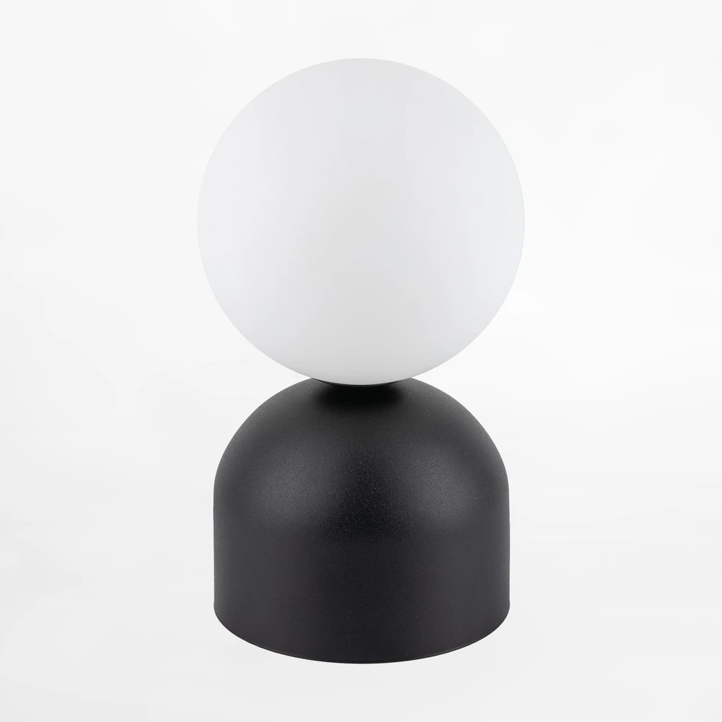 Nowoczesna lampa MIKI z podstawą o matowym, czarnym odcieniu.