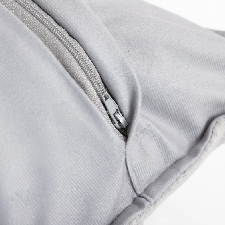 Szara poszewka ozdobna z zamkiem