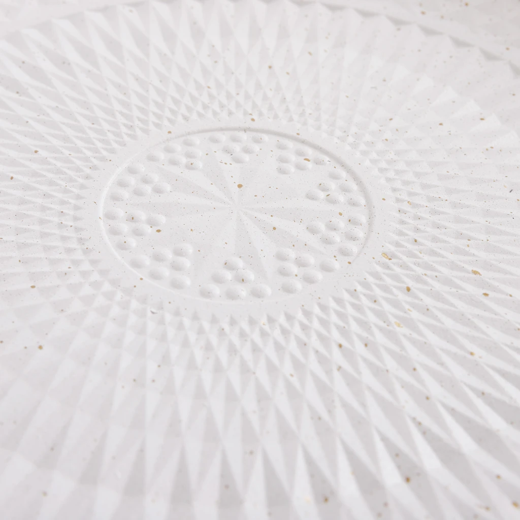 Biały talerz o dekoracyjnej powierzchni