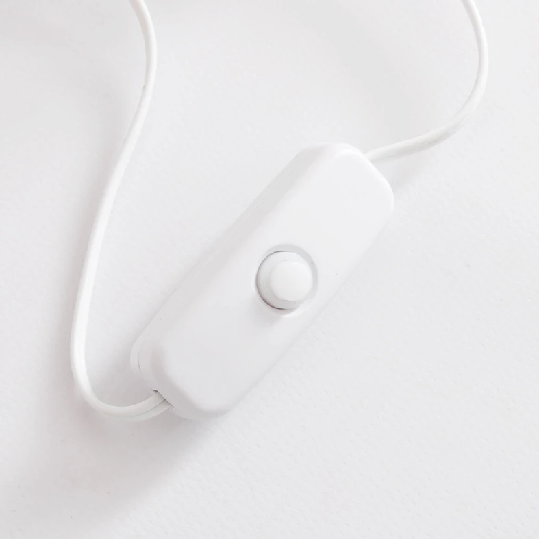 Przewód do lampy posiada włącznik.