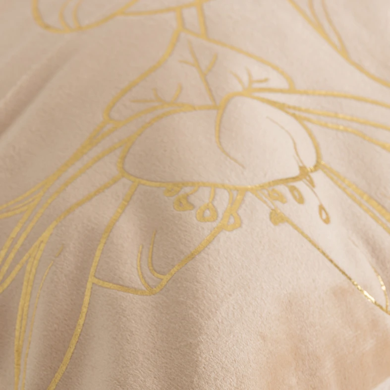 Camelowa poszewka welurowa z roślinnym, kwiatowym wzorem o złotym kolorze