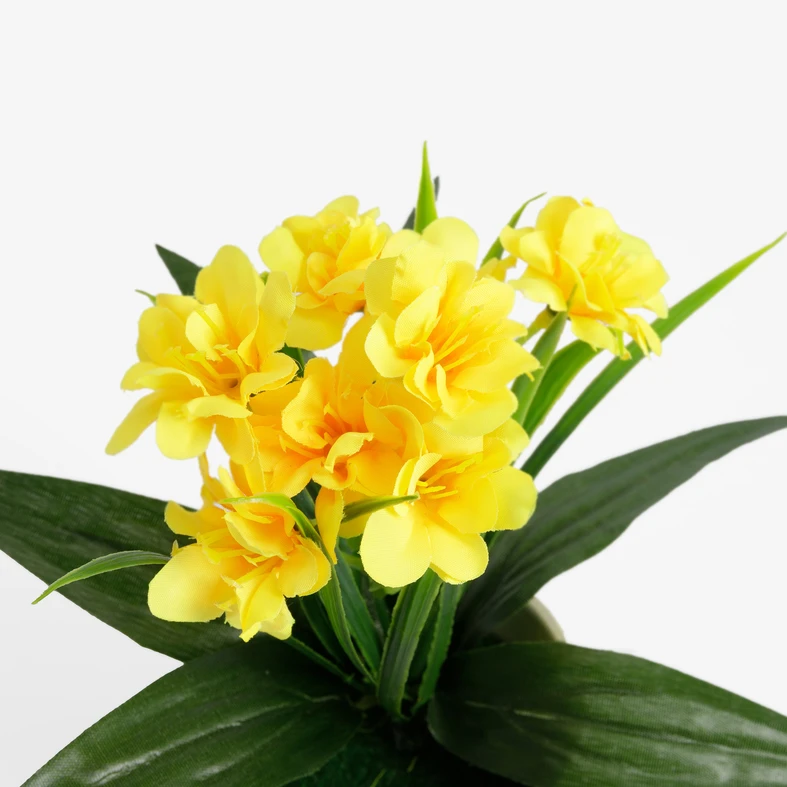 Sztuczne kwiatki w doniczce o żółtym kolorze