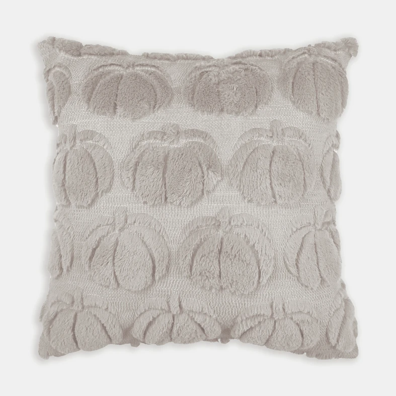 Przyjemna w dotyku poszewka dekoracyjna. Na przedniej stronie znajduje się miękki, wypukły haft w kształcie dyni, który wprowadza wyraźną fakturę i delikatny efekt 3D.