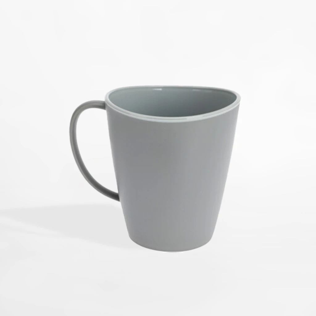 Szary plastikowy kubek z uchem