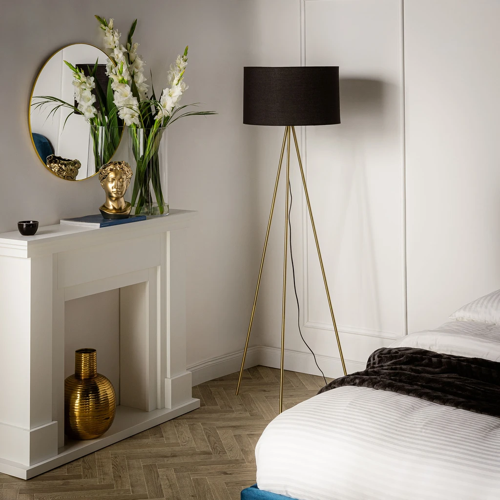 Lampa na zlatej trojnožke, čierne velúrové tienidlo INGA