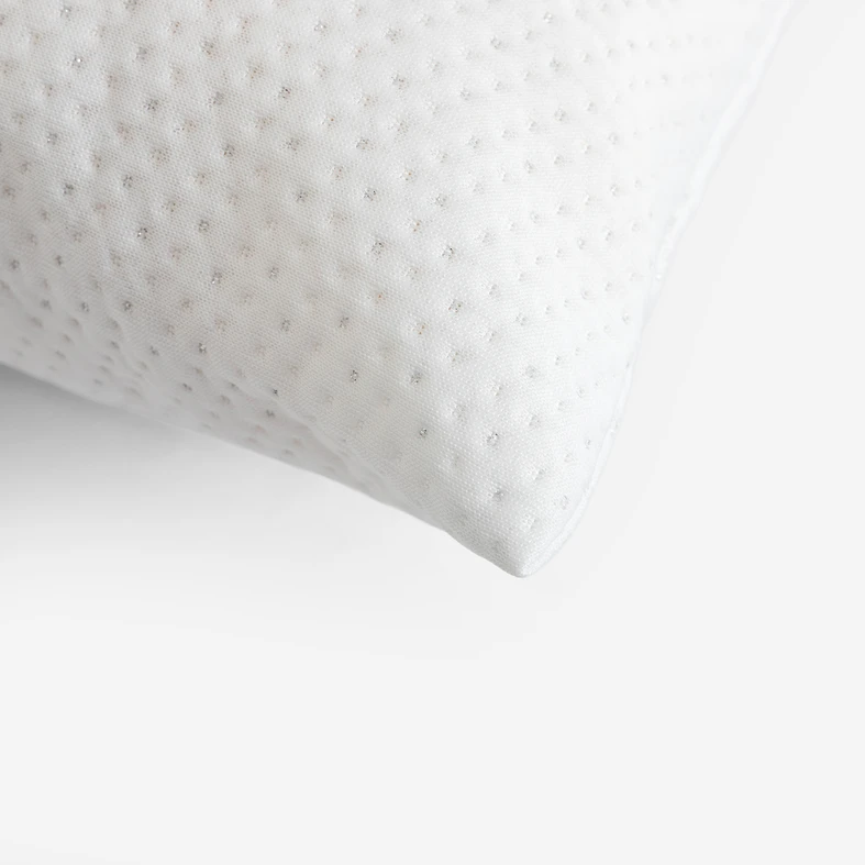 Zbliżenie na starannie wykończony róg poduszki.