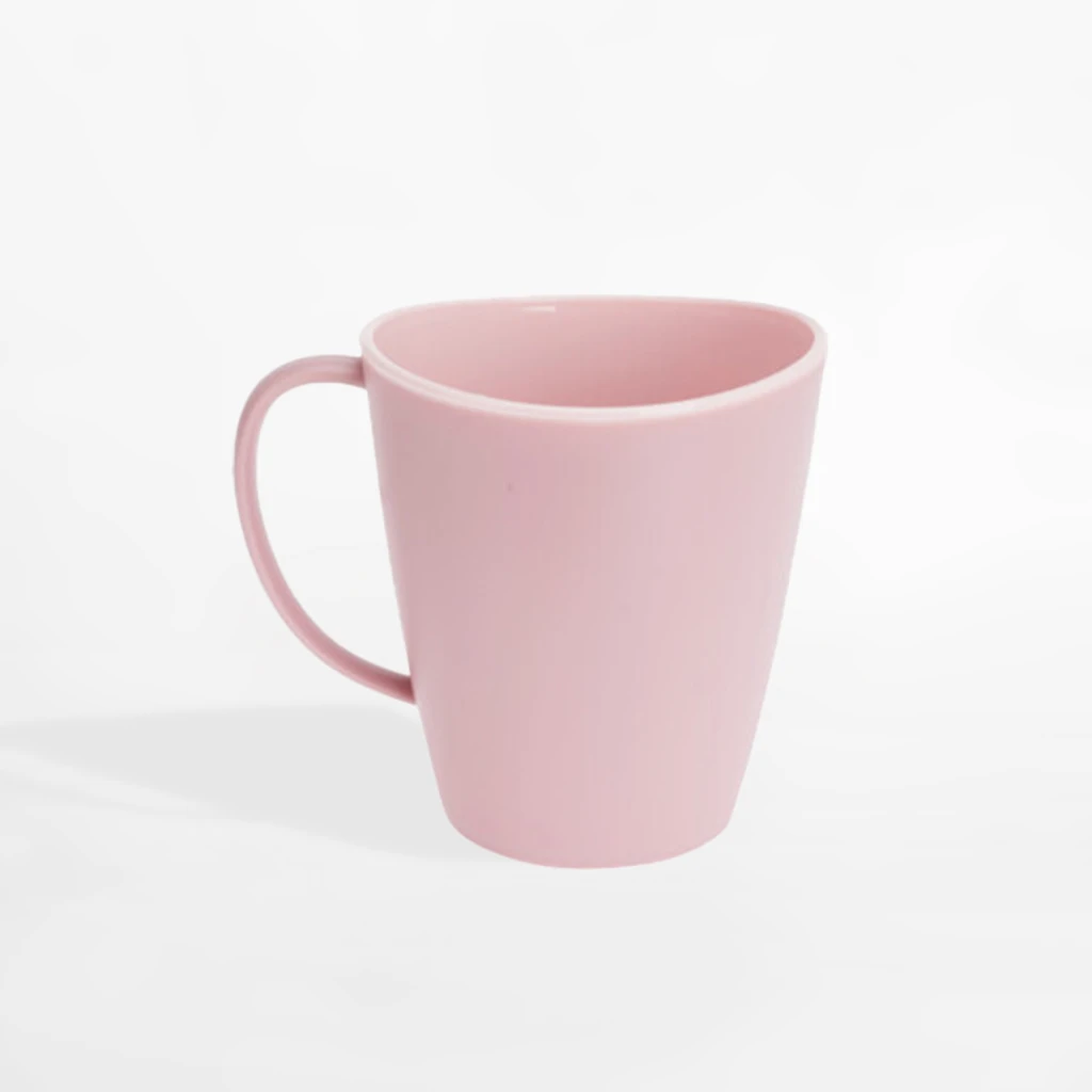 Różowy plastikowy kubek z uchem