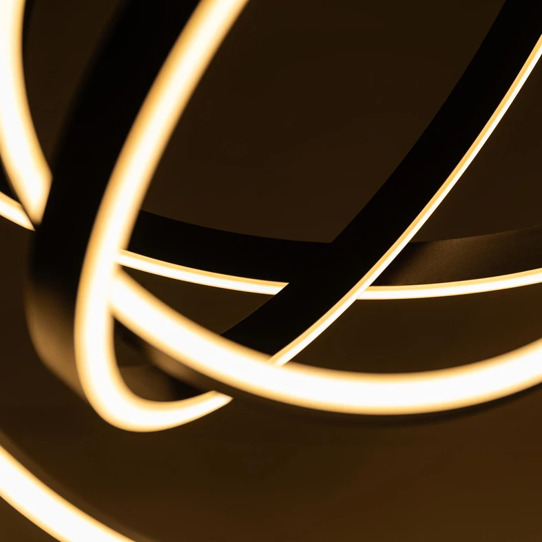 TESS to lampa sufitowa o niezwykle ciekawym, wręcz kosmicznym designie.