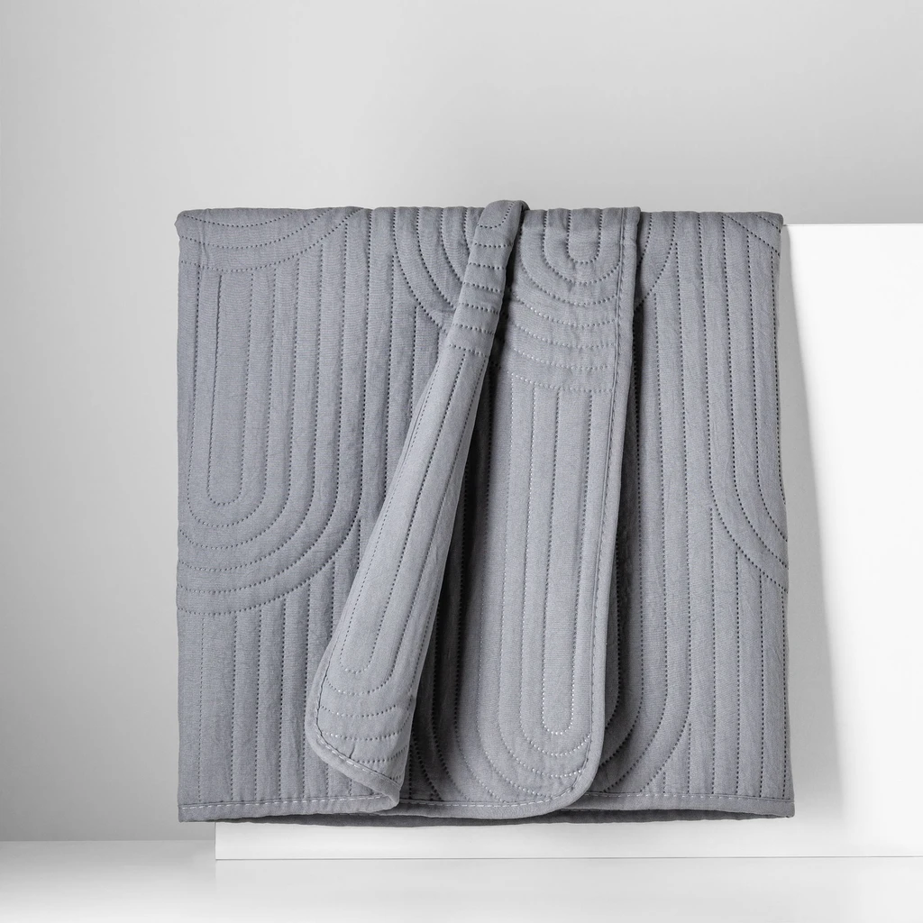 Narzuta do sypialni o ciemnoszarym kolorze