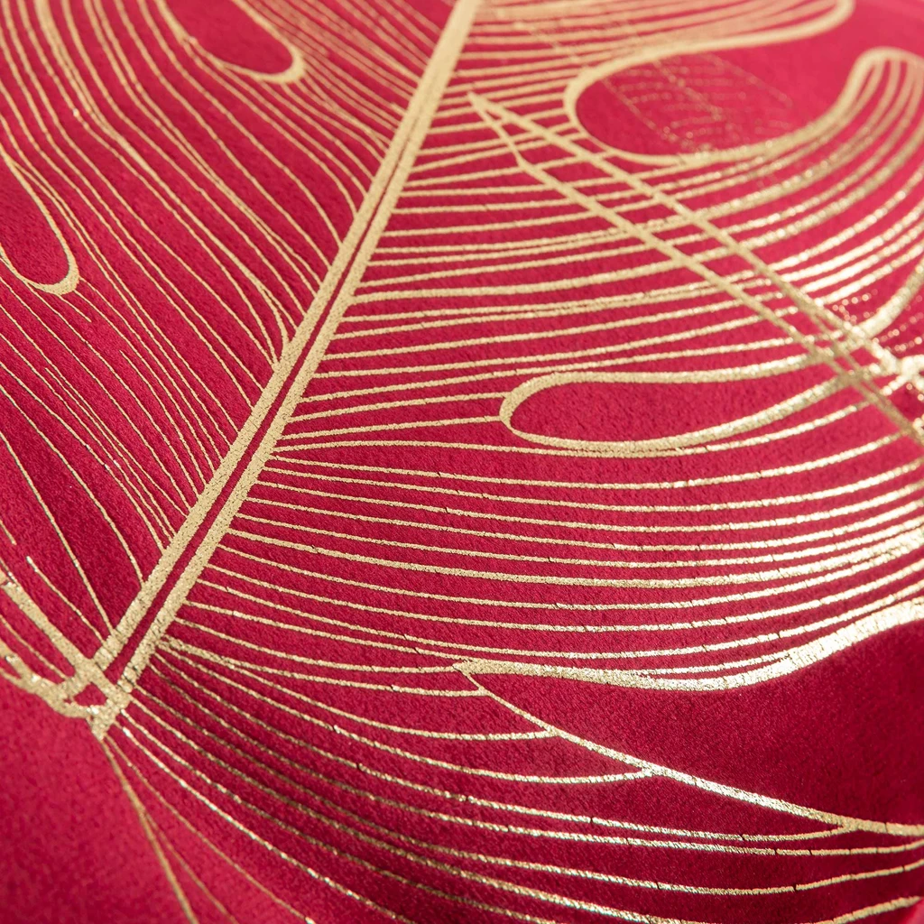 Malinowa, welurowa poszewka ze złotym wzorem monstery