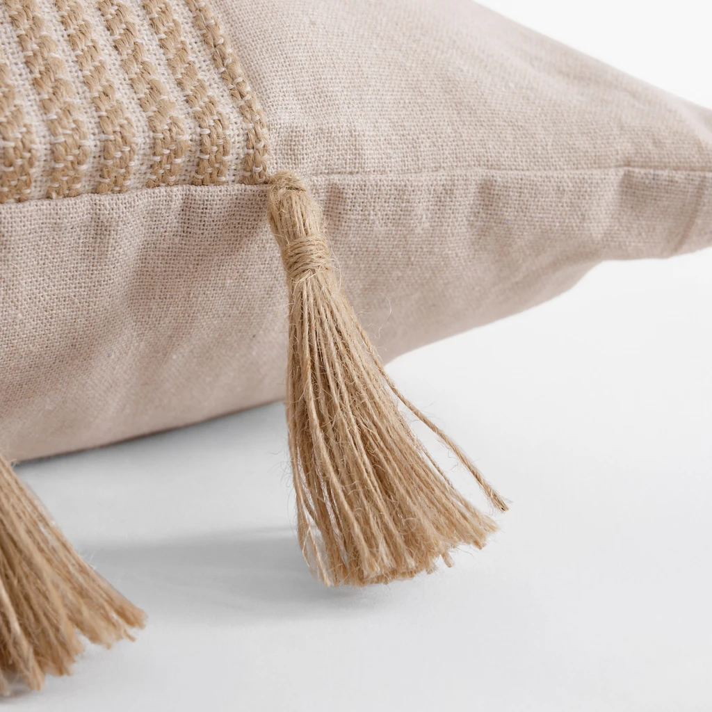 Beżowa poszewka ozdobna z chwostami po bokach