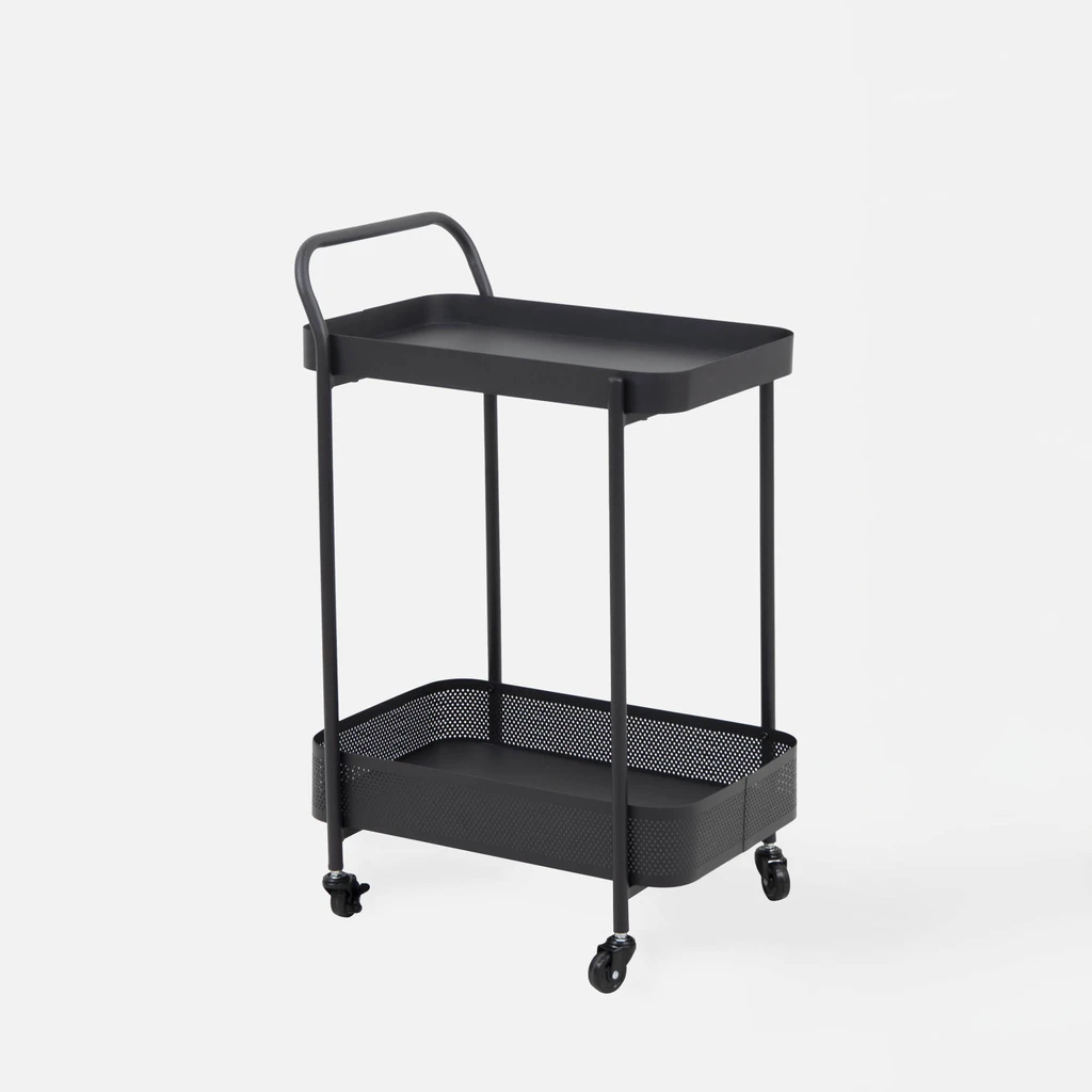 Czarny barek na kółkach z półką pod blatem i rączką.