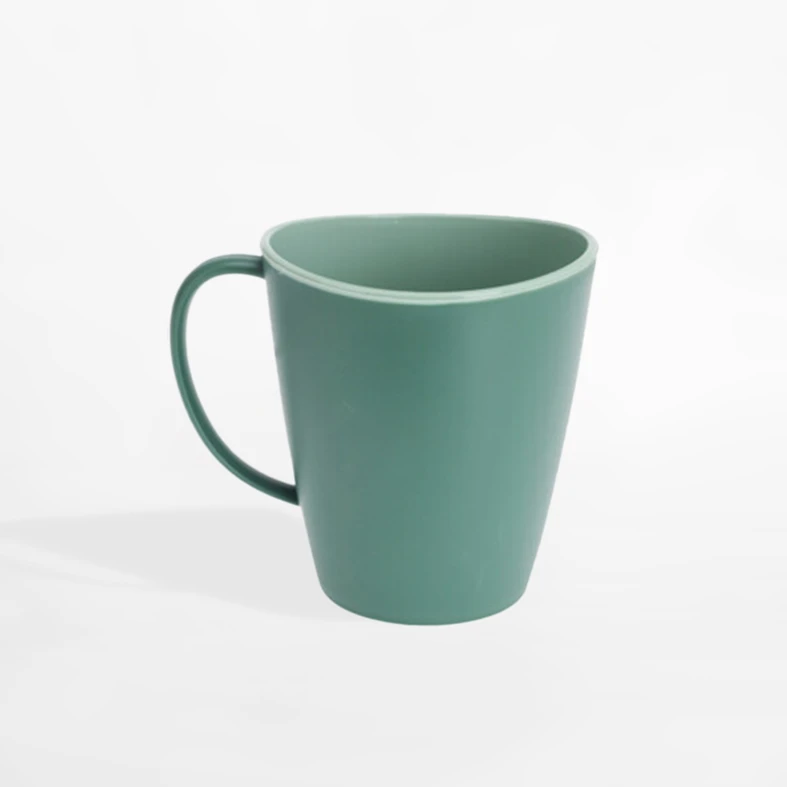Zielony plastikowy kubek z uchem
