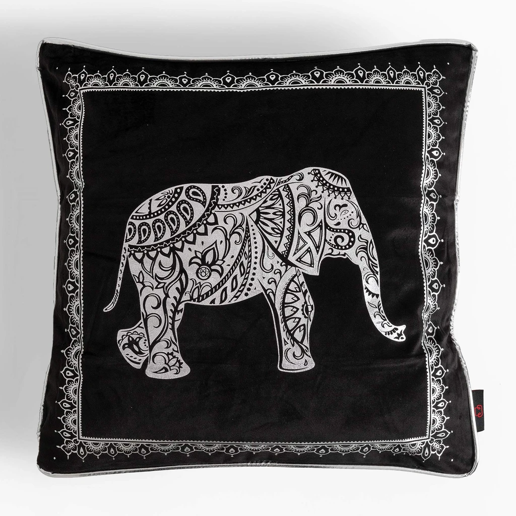Czarna poszewka ze srebrnym słoniem