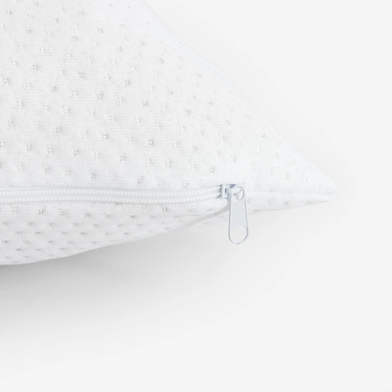 Zbliżenie na biały zamek błyskawiczny poduszki.