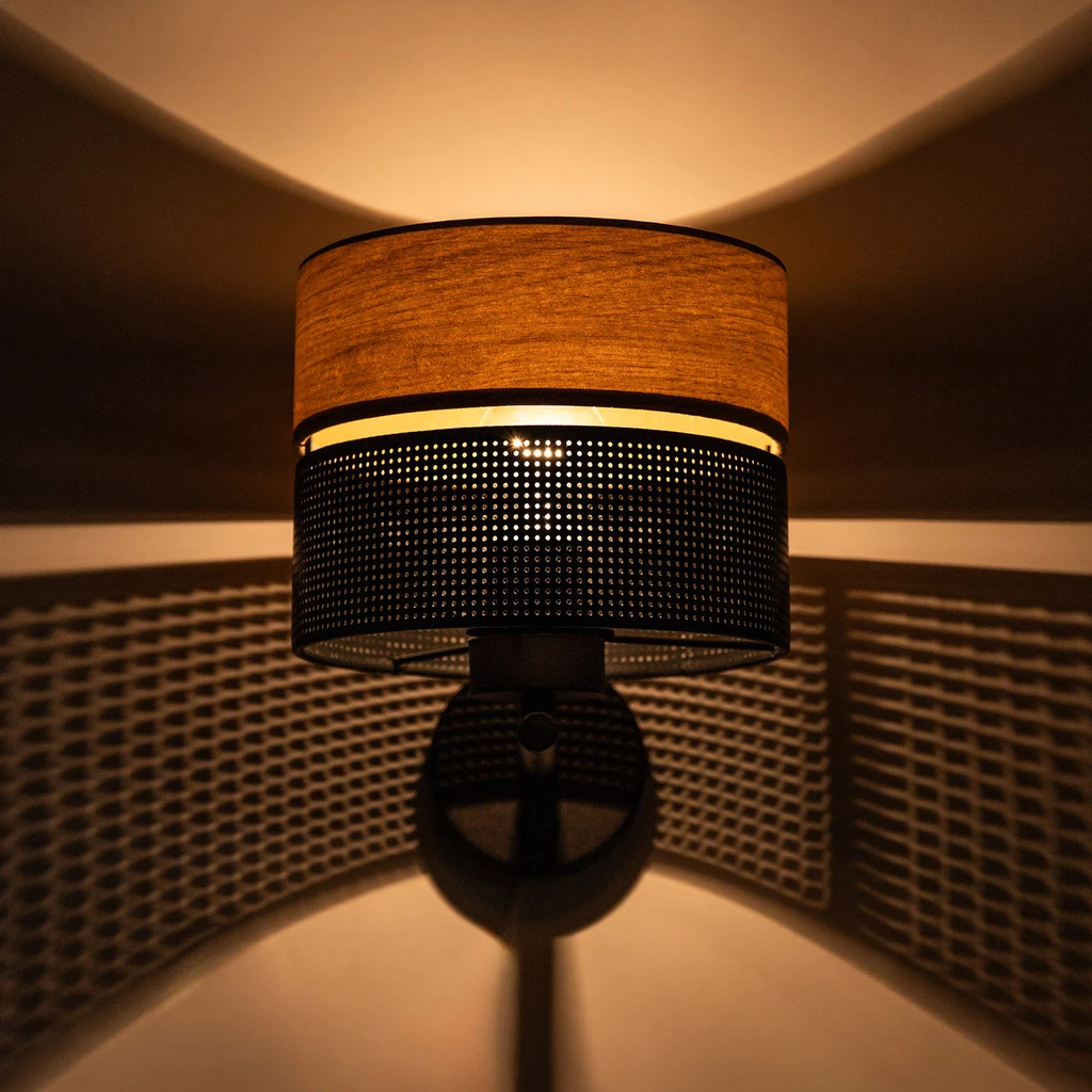 Kinkiet NICOL podkreśli naturalne piękno drewnianych wykończeń.