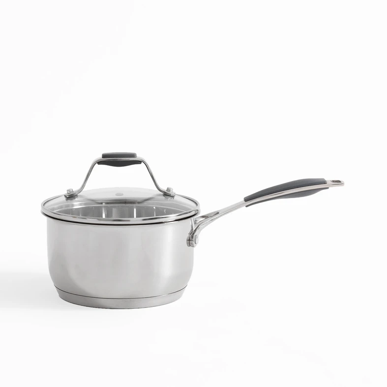 Srebrny stalowy rondel na indukcję