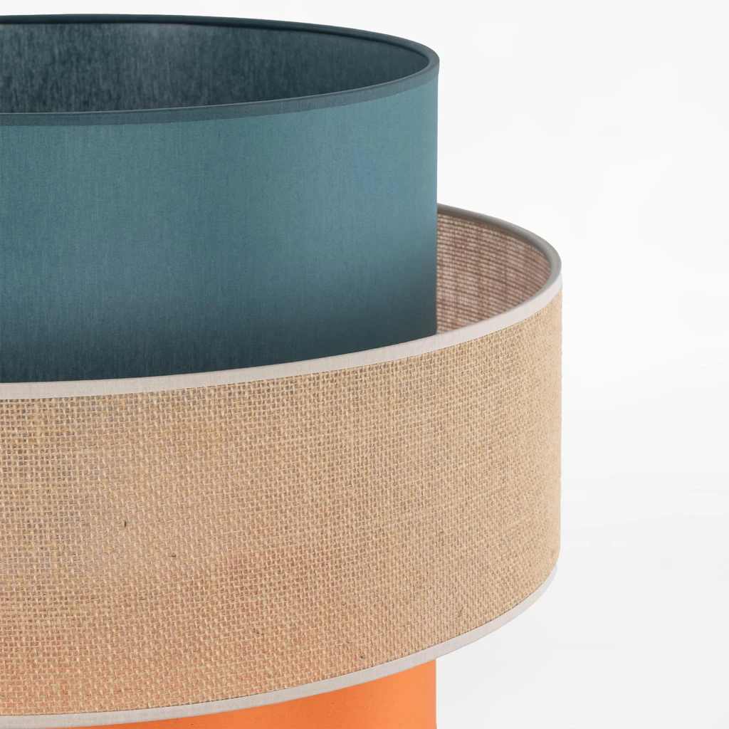 Na szczególną uwagę zasługuje jutowy materiał, który został wykorzystany przy wykonaniu abażuru. 