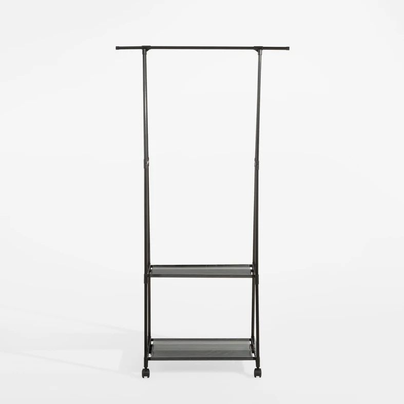 Czarny, metalowy wieszak na ubrania z drążkiem i dwiema półkami na ubrania, akcesoria i buty, na kółkach. Widok od frontu. 
