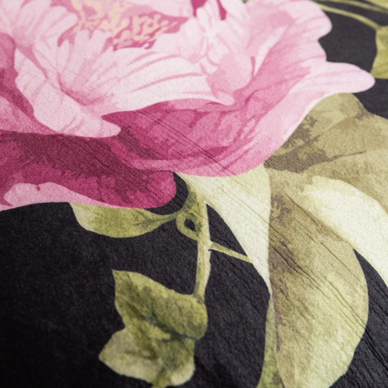 Czarno-różowa poszewka dekoracyjna w róże i petunie