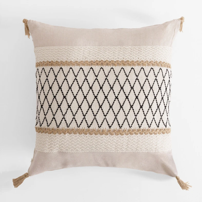 Beżowa poszewka ozdobna z chwostami