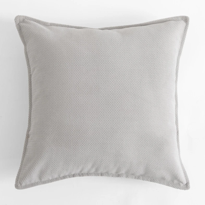 Szara poszewka ozdobna z zamkiem