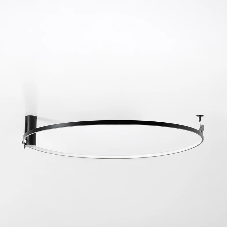 W modelu sufitowym HORIK zintegrowane z obudową oświetlenie LED ma moc 40W i strumień świetlny rzędu 4400 lumenów.