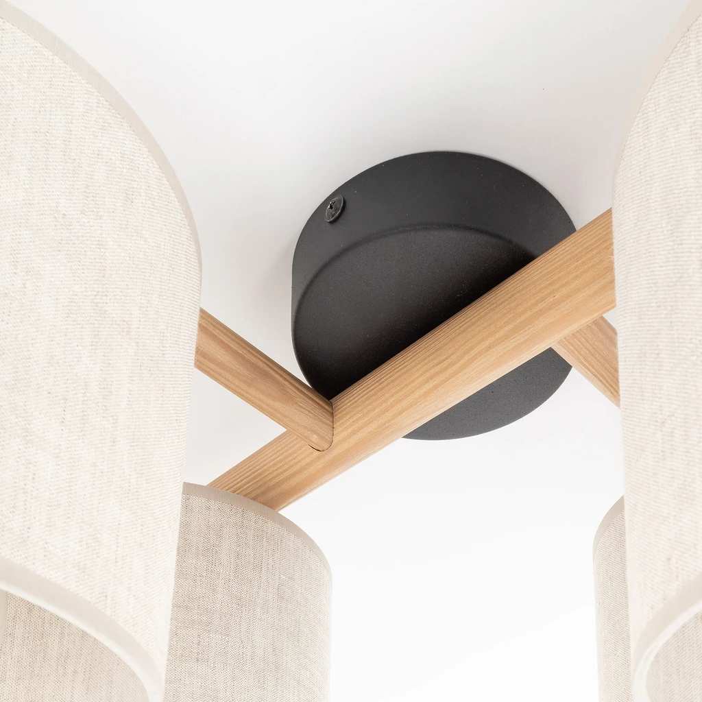 4 abażury o kształcie walców zostały dopełnione drewnianą listwą w kolorze dębu.