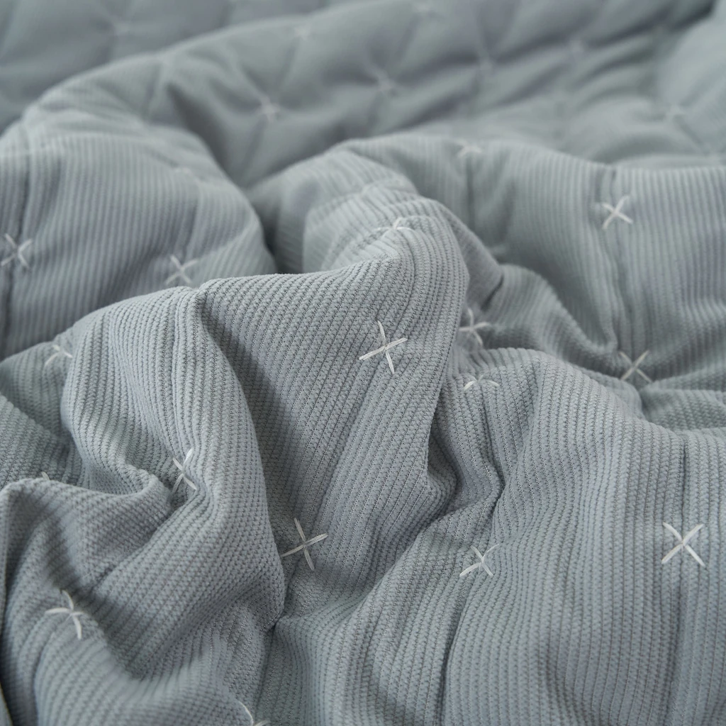 Jasnoszara narzuta na łóżko pikowana