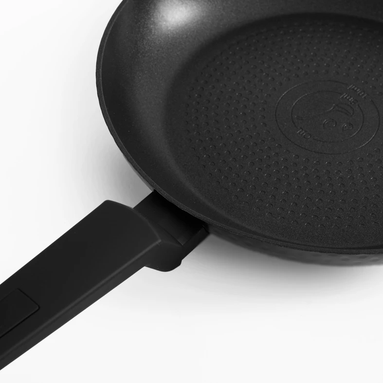 Czarna patelnia z ikoną oleju