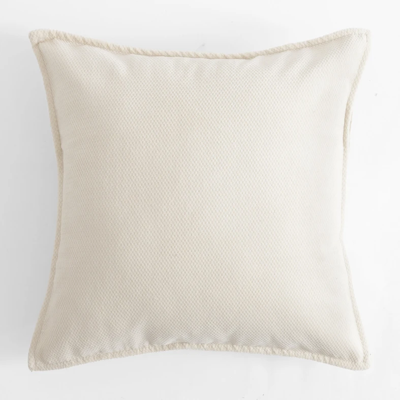 Kremowa poszewka ozdobna z zamkiem