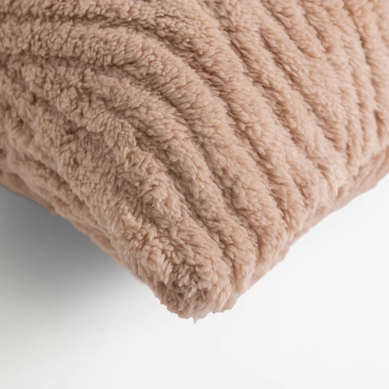 Beżowa poszewka o dekoracyjnej fakturze