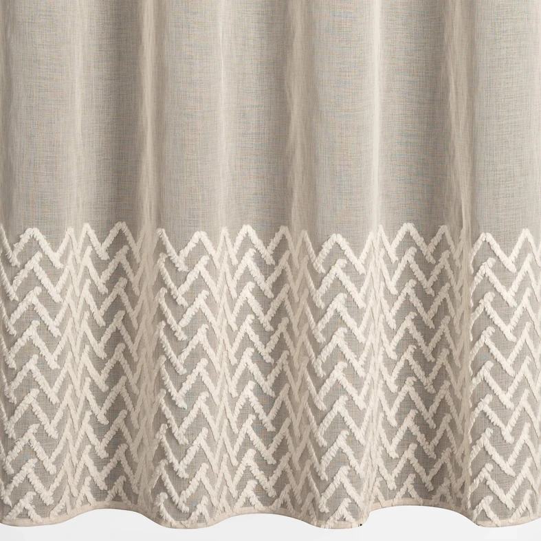 Beżowa zasłona na przelotkach z geometrycznym motywem