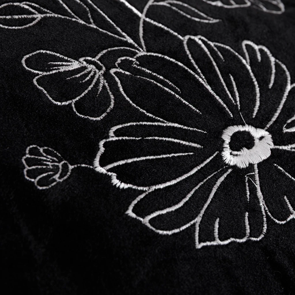 Welurowa poszewka czarna w kwiaty