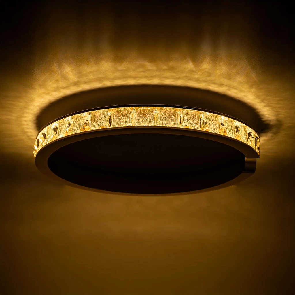 MURIEL to okrągły plafon, którego obramowanie o kształcie zdobionego pierścienia rozjaśni wnętrze ciepłym światłem.