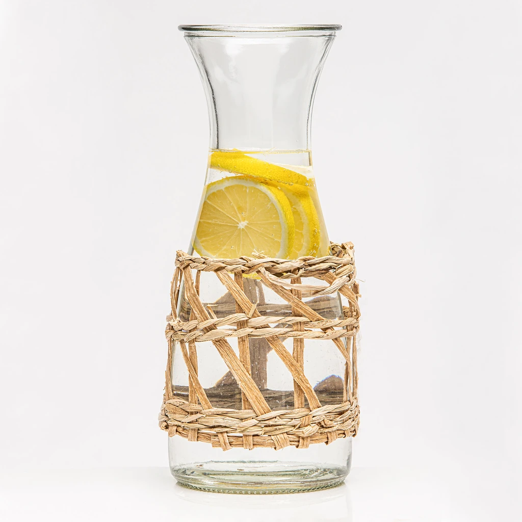 Sklenená karafa v ratanovom košíku 1.2 l