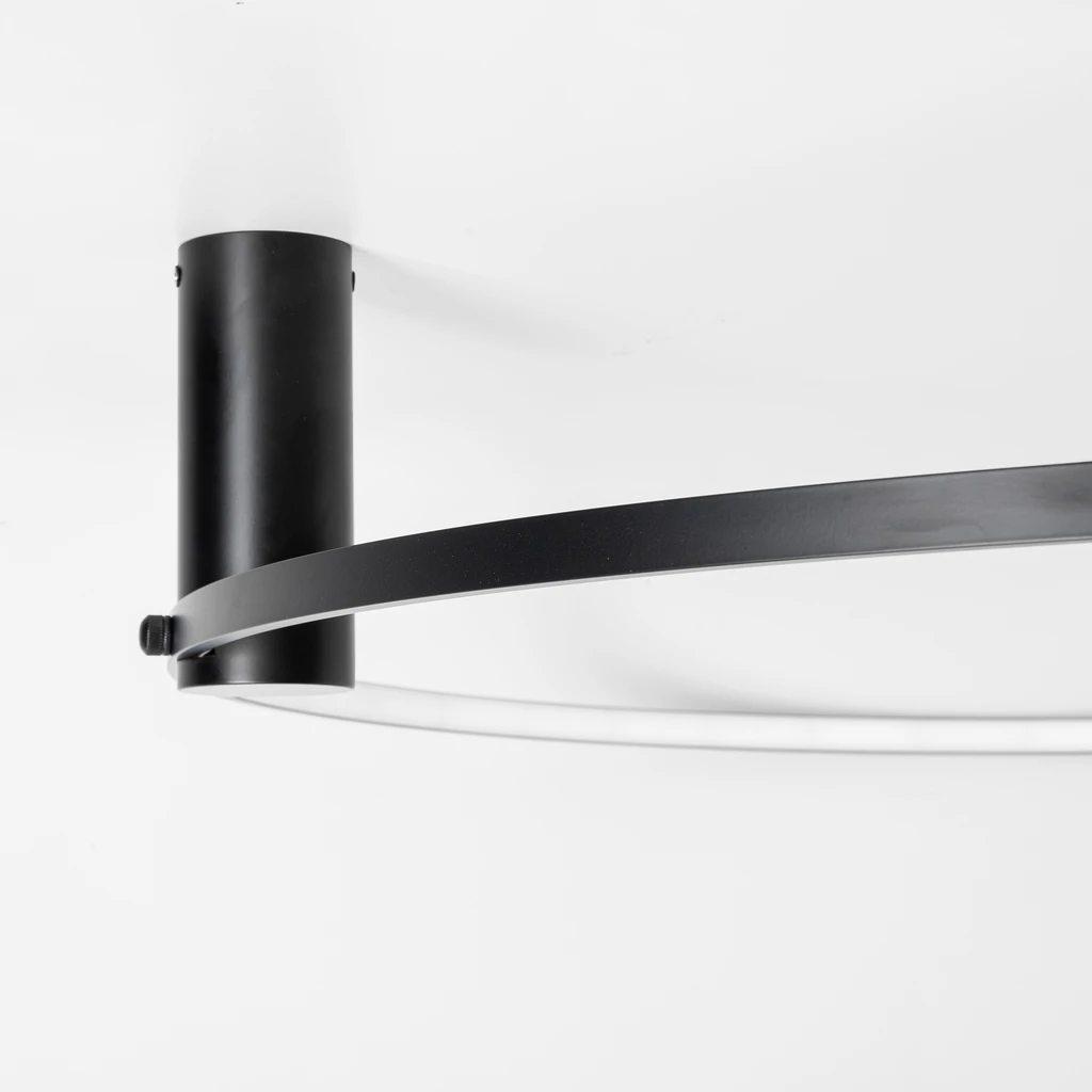 W modelu sufitowym HORIK zintegrowane z obudową oświetlenie LED ma moc 40W i strumień świetlny rzędu 4400 lumenów.