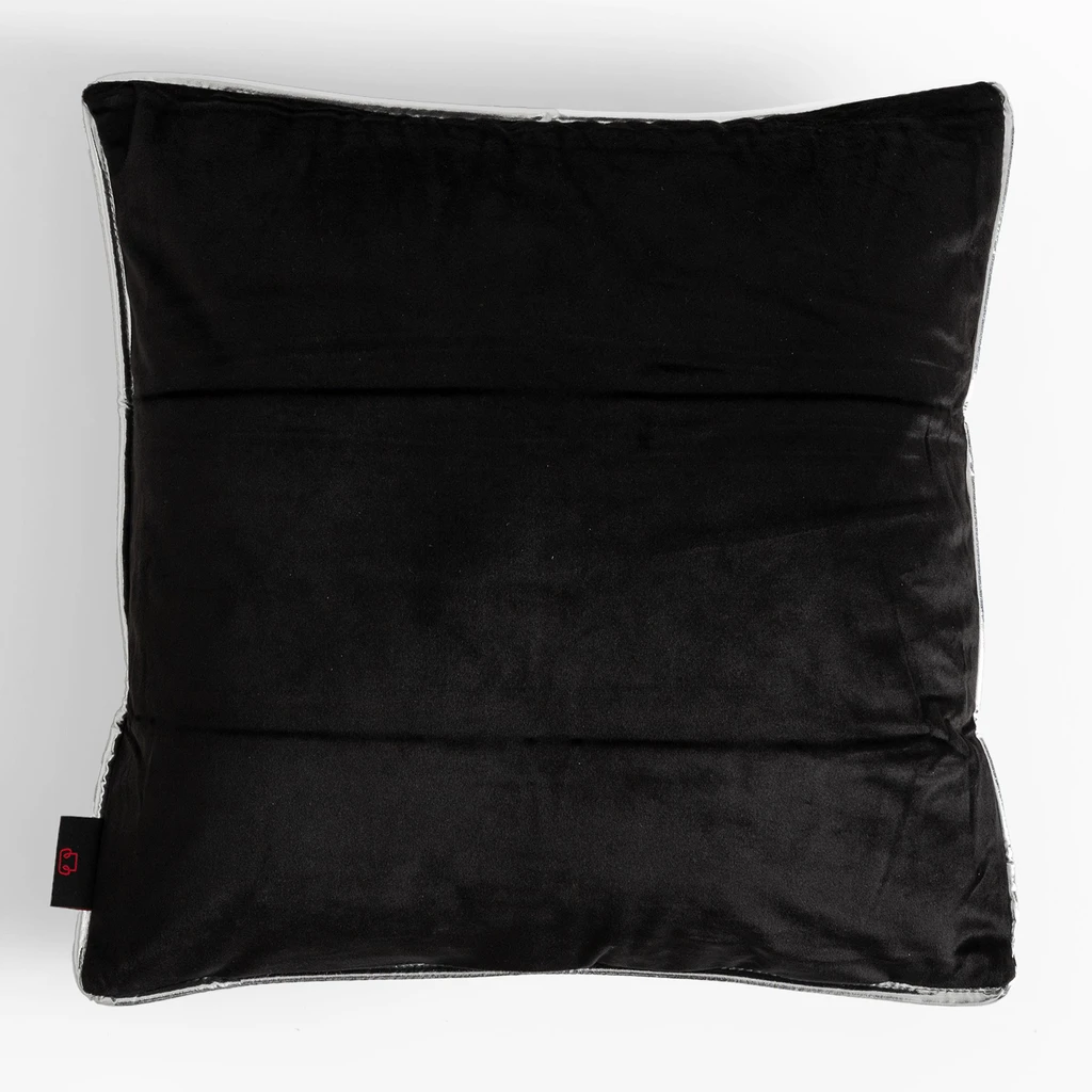 Czarna poszewka ze srebrnym słoniem