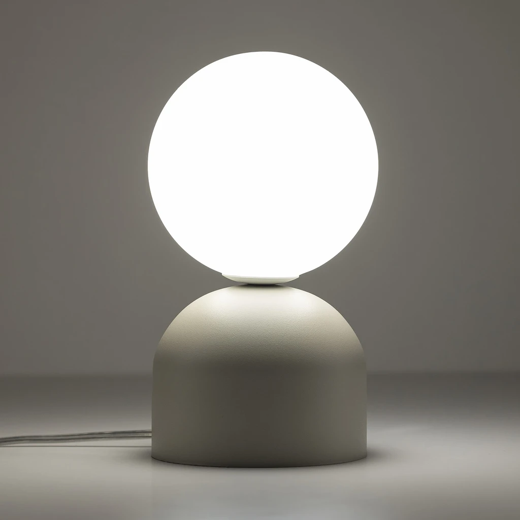 MIKI posiada oprawę dla żarówki typu G9 o mocy maksymalnej 8W.