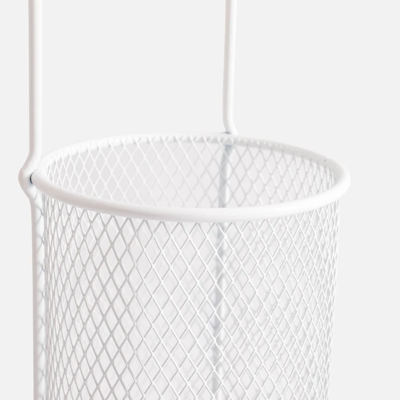 Detal, koszyk z białej, metalowej siatki.