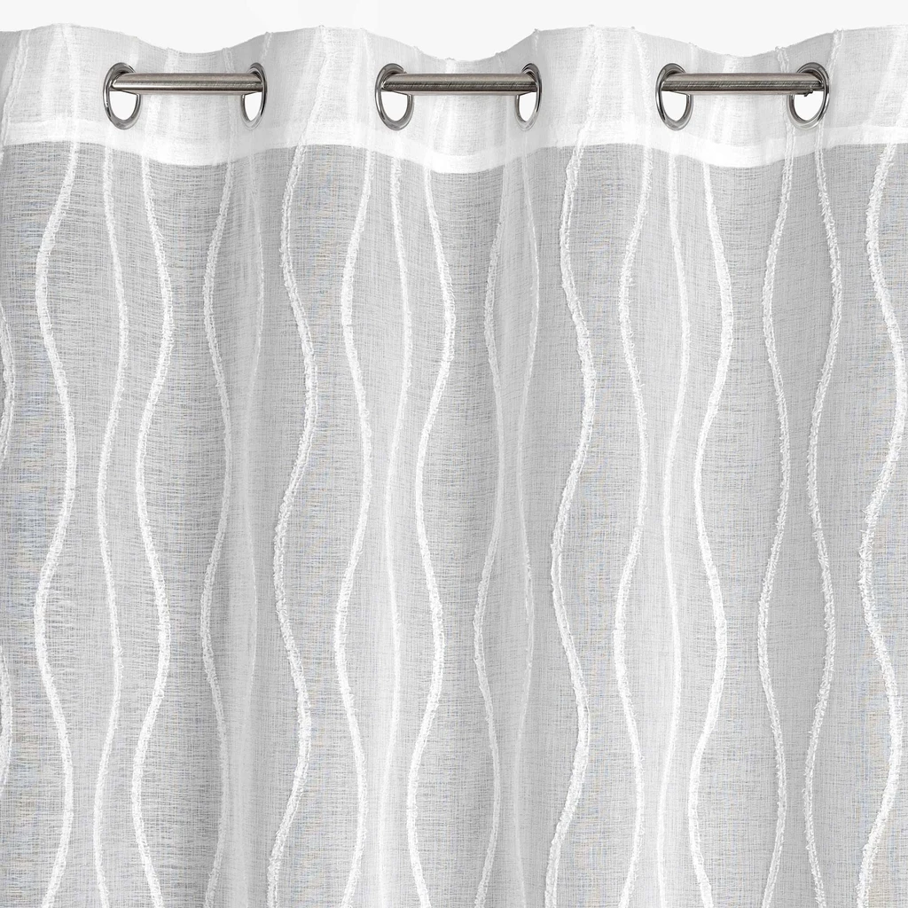 Biała firana na przelotkach w falistym wzorem