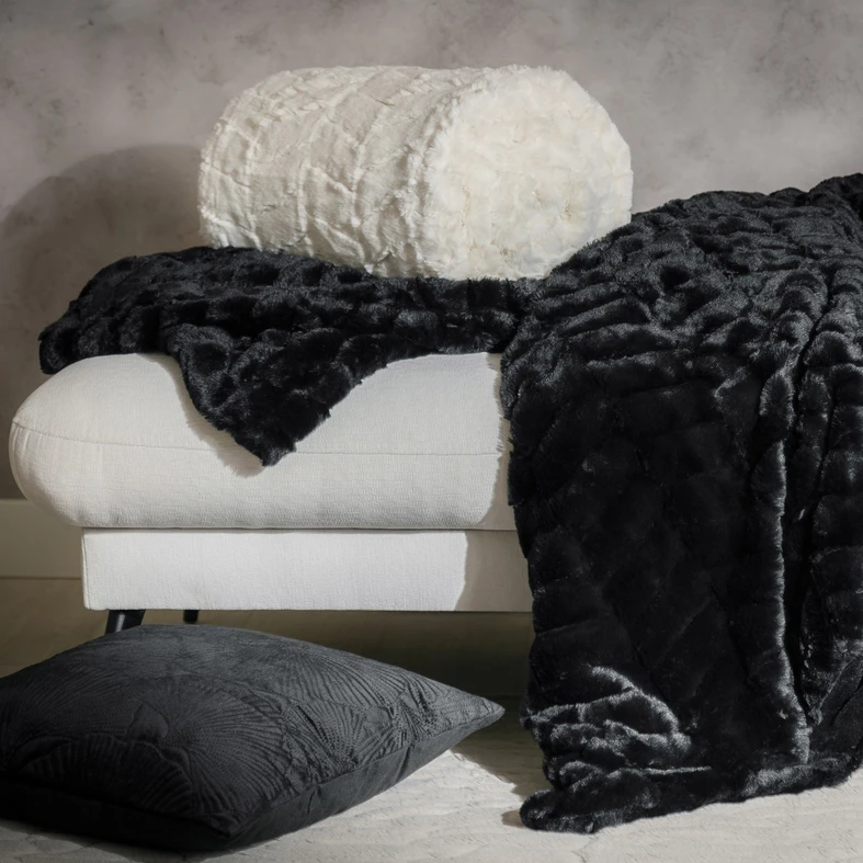 MAISON čierna chlpatá deka 200x220 cm