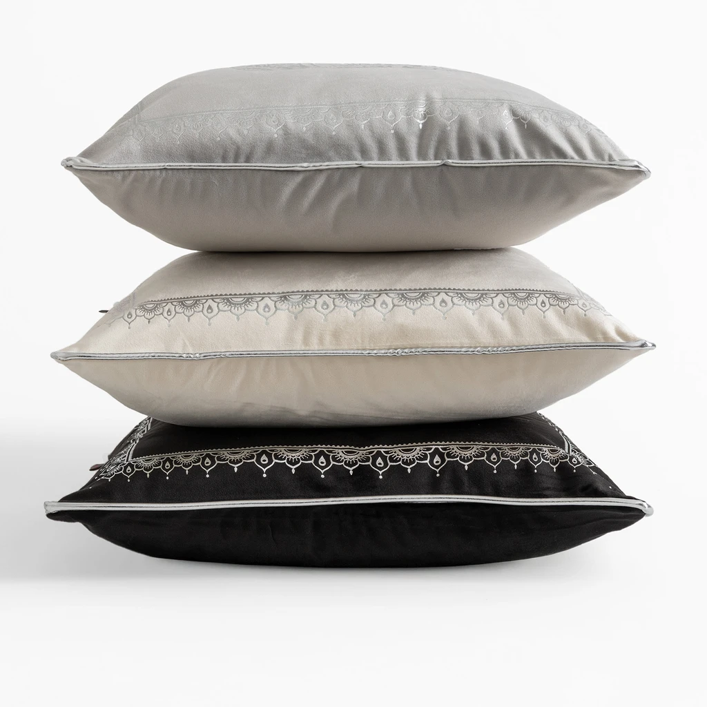 Czarna, biała, jasnoszara poszewka ze srebrnym słoniem