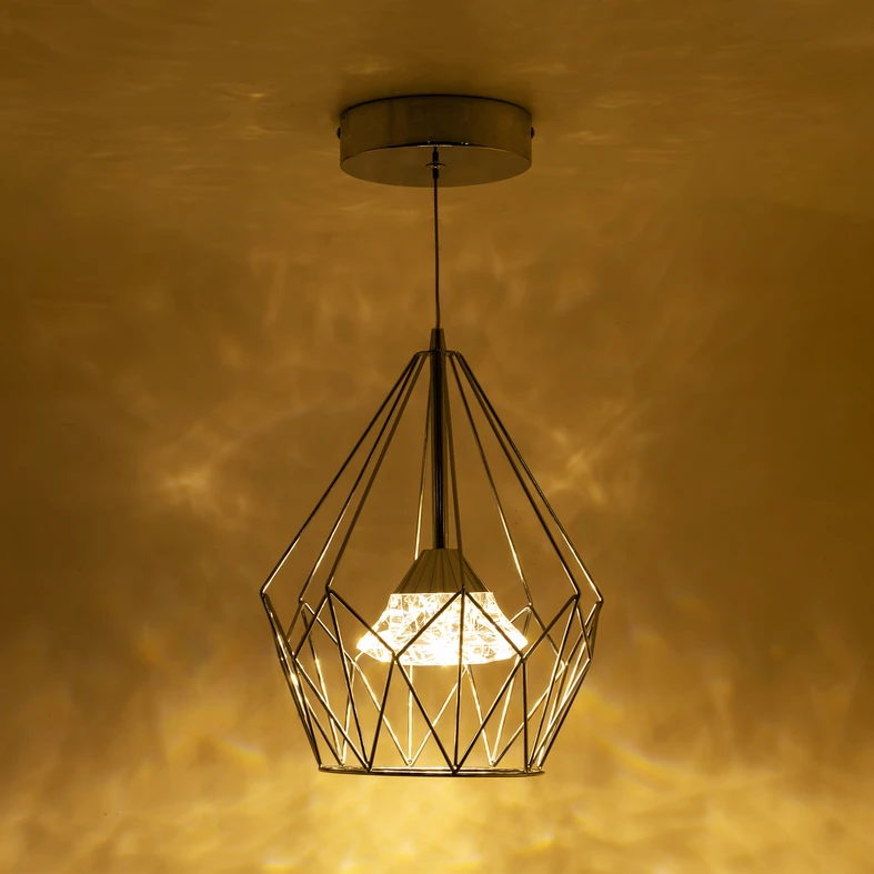 Lampa AMY o chromowanym wykończeniu to połączenie oryginalnego pomysłu i minimalistycznej formy.