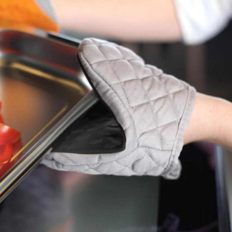 Kuchynská rukavica LIVIO čierno-sivá