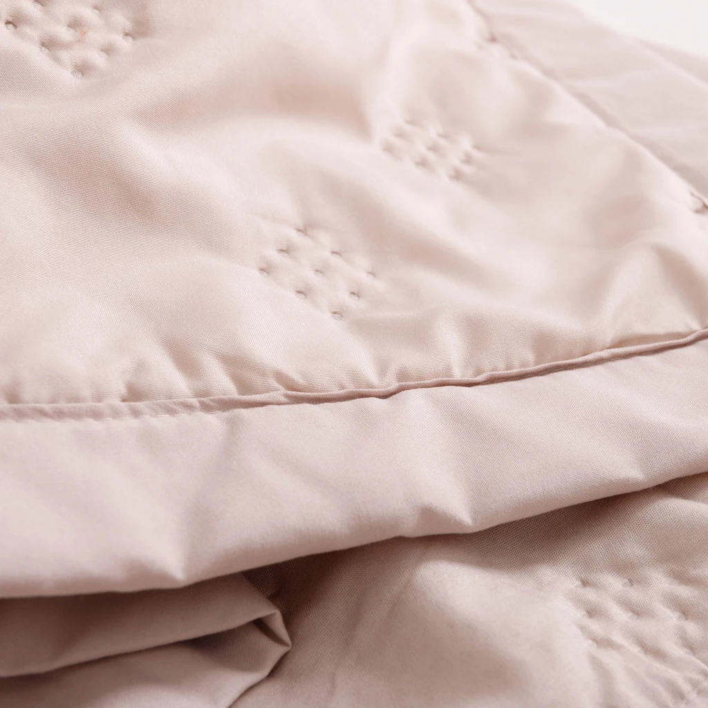 Beżowa narzuta na łóżko