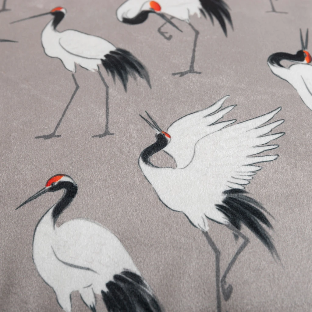 Szara, gładka poszewka z grafiką żurawi po jednej stronie